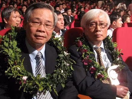 GS,TS Trần Ðức Thiệp và GS,TS Nguyễn Văn Ðỗ tại Lễ trao Giải thưởng Nhân tài đất Việt năm 2011.