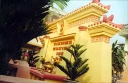 Bia tưởng niệm đồng bào chết vì oanh
tạc và nạn đói năm 1945 (ở ngõ 559, Đông Kim Ngưu, Hà Nội).