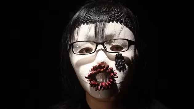Trình diễn mặt nạ trong video art của Thùy Trang.