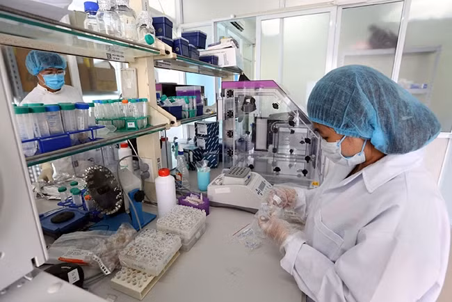 Giám định ADN xác định danh tính liệt sĩ tại Viện Công nghệ sinh học (Viện Hàn lâm khoa học và công nghệ). Ảnh: QUÝ ĐỨC