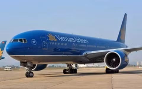 Máy bay Vietnam Airlines hạ cánh khẩn cấp để cấp cứu hành khách