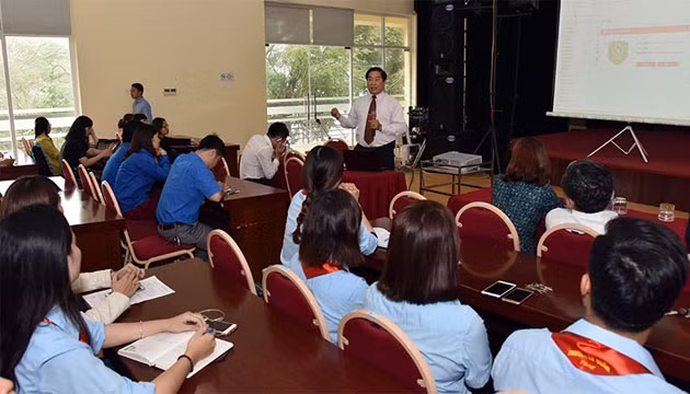 Chuyên gia Nguyễn Trọng An hướng dẫn  các kỹ năng cần thiết phòng, chống quấy rối và xâm hại tình dục trẻ em cho các  giáo viên.