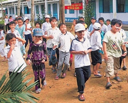 Giờ ra chơi của học sinh trường
tiểu học xã Định An, huyện Trà Cú.
