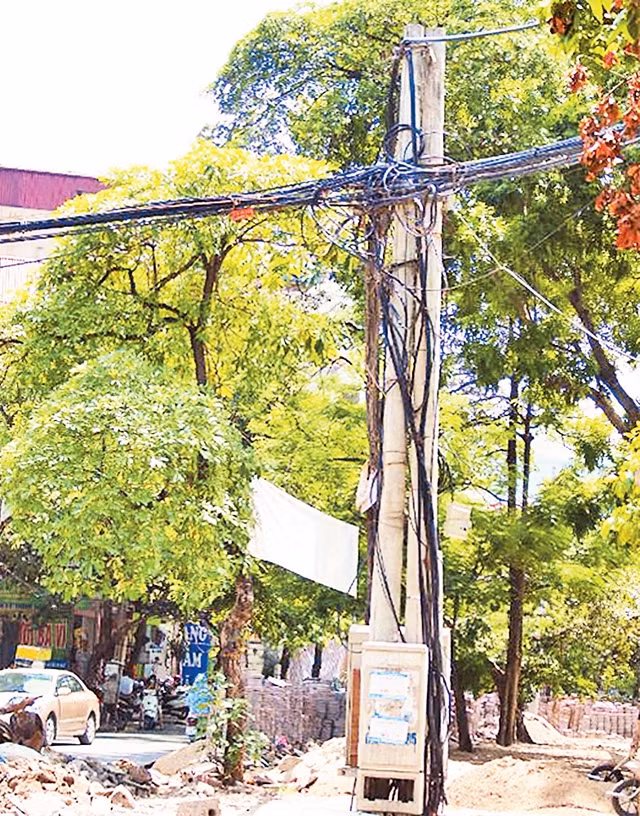 Dây cáp treo chằng chịt tại ngã ba Nguyên Hồng - Trúc Khê (quận Đống Đa). Ảnh: NGỌC HẢI