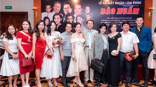 Ê-kip làm phim “Bão ngầm”.