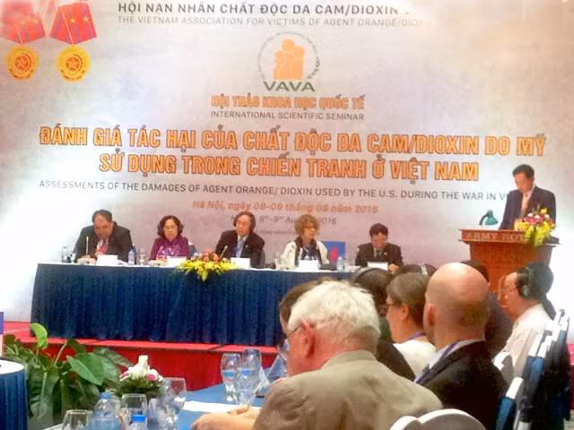 Các đại biểu dự hội thảo đánh giá tác hại của chất độc da cam ở Việt Nam.
