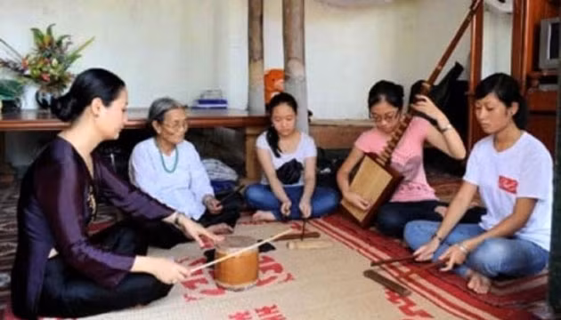 Nghệ nhân Nguyễn Thị Chúc truyền dạy ca trù cho các thế hệ sau. Ảnh: TTX.