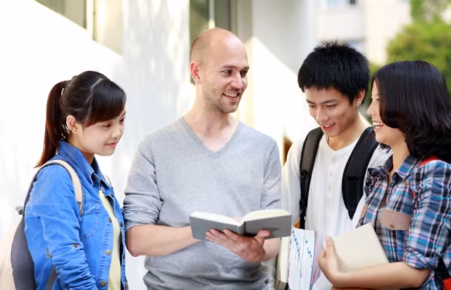 Trong xu thế hội nhập, người trẻ cần chủ động chuẩn bị hành trang để trở thành công dân toàn cầu. Ảnh: KIM MINH