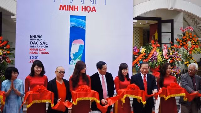 Các đồng chí lãnh đạo cắt băng khai mạc triển lãm. 