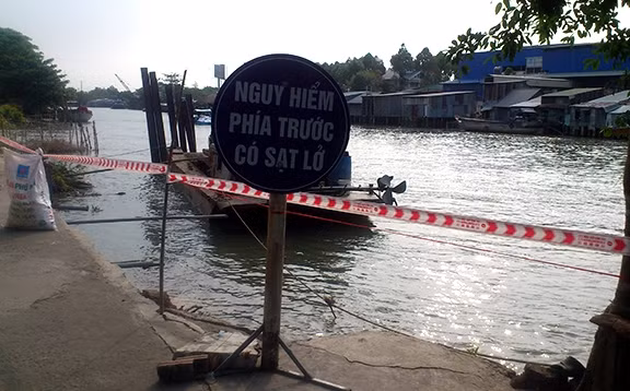 Bờ sông Cái Sắn, phường Mỹ Thạch, TP Long Xuyên (An Giang) bị sạt lở nghiêm trọng.