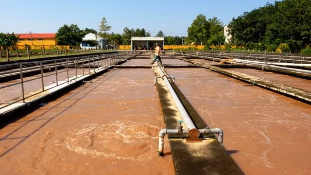 Hệ thống xử lý sinh học nước thải từ các hoạt động chế biến cao- su của Nhà máy chế biến Trung Tâm. 