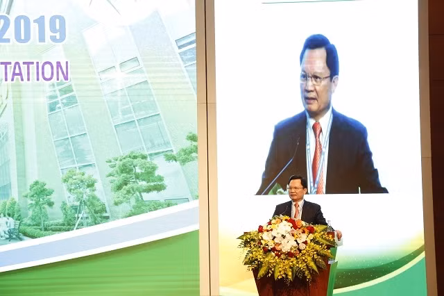 Trung tướng, GS, TS Mai Hồng Bàng, Giám đốc Bệnh viện Trung ương Quân đội 108 phát biểu tại hội nghị. 