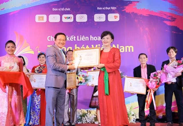 Đại sứ Nguyễn Bá Hùng (trái) trao giải nhất cho thí sinh Nguyễn Thị Kim Liên, đoàn Thái-lan.