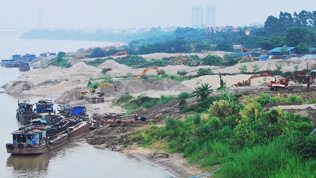 Giá cát từ tàu lên bãi tập kết thấp hơn nhiều lần giá cát bán tới công trình.
