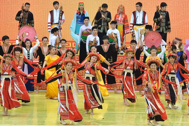 Biểu diễn nghệ thuật tại Ngày hội Văn hóa các dân tộc Việt Nam năm 2014. 
