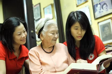 Bà mẹ Việt Nam Anh hùng Phạm Thị Tuyết, 93 tuổi ở phố Sơn Tây, quận Đống Đa (Hà Nội) kể cho các bạn trẻ ở Tạp chí Nhân Đạo nghe về những tấm gương của các Anh hùng, liệt sĩ.