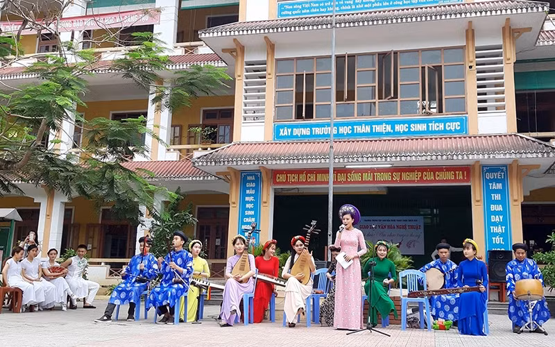 Một buổi biểu diễn ca Huế tại Trường trung học cơ sở Duy Tân (TP Huế). 