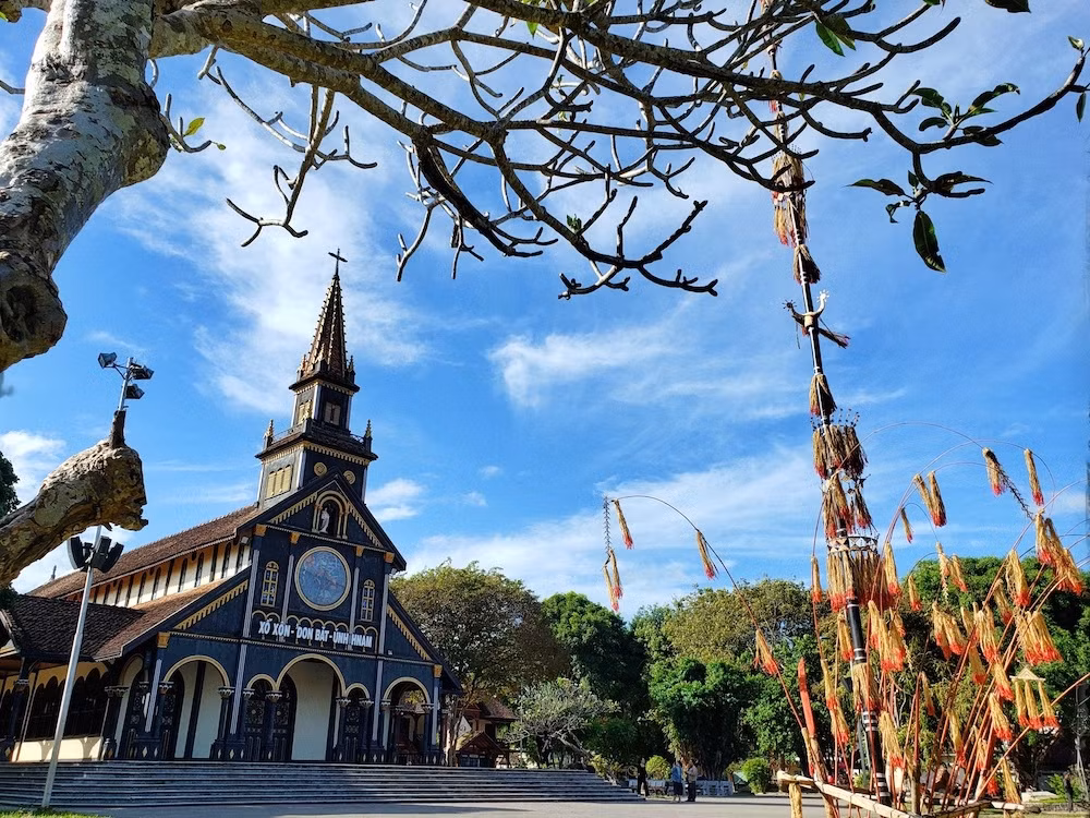 Nhà thờ gỗ còn được gọi là Nhà thờ Chánh tòa Kon Tum, là một nhà thờ Công giáo ở trung tâm thành phố, trên đường Nguyễn Huệ thuộc phường Thống Nhất. Nhà thờ gỗ nằm rất gần các điểm du lịch nổi tiếng k