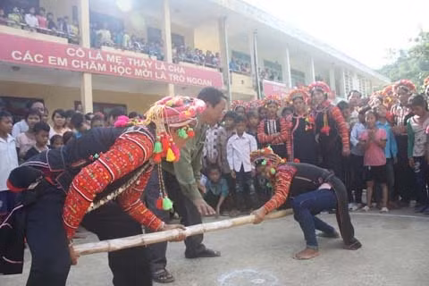 Thi đấu môn đẩy gậy trong ngày hội.