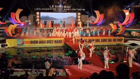 Chương trình biểu diễn khai mạc LHP Việt Nam 18 (ảnh: Hà Tuấn Song Nguyên).