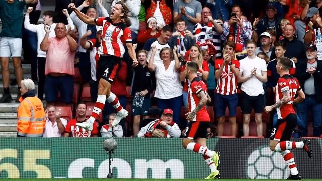 Các cầu thủ Southampton (áo trắng đỏ) mừng bàn gỡ hòa 1-1.