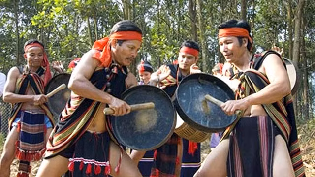 Màn đấu chiêng dân tộc Cor trong ngày Tết Ngã rạ.
