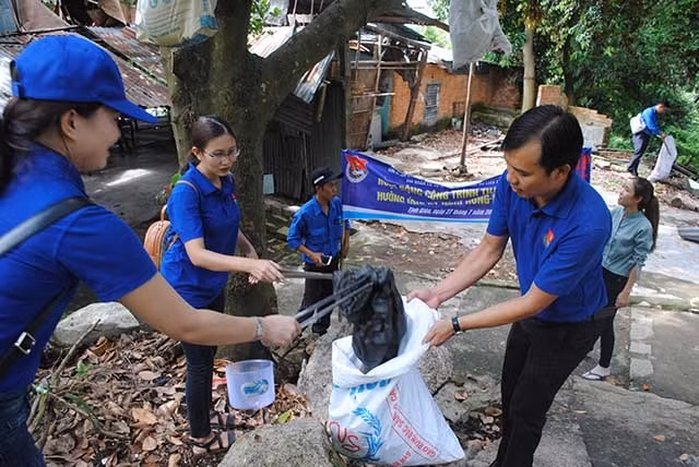 Các cán bộ Đoàn thu gom rác trên núi Cấm.