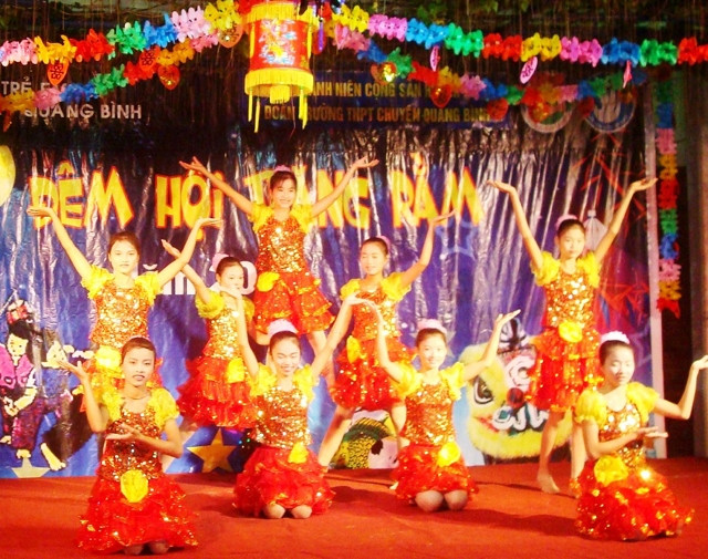 Học sinh làng SOS Đồng Hới múa hát trong đêm hội trăng rằm.
