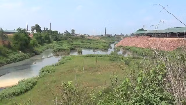 Nước thải từ Khu liên hiệp xử lý chất thải Nam Sơn chảy vào đoạn hợp lưu sông Cầu.