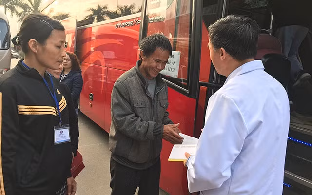 Lãnh đạo Bệnh viện K tặng quà cho người bệnh, người nhà người bệnh trước khi lên xe về quê đón Tết Nguyên đán Canh Tý - 2020.