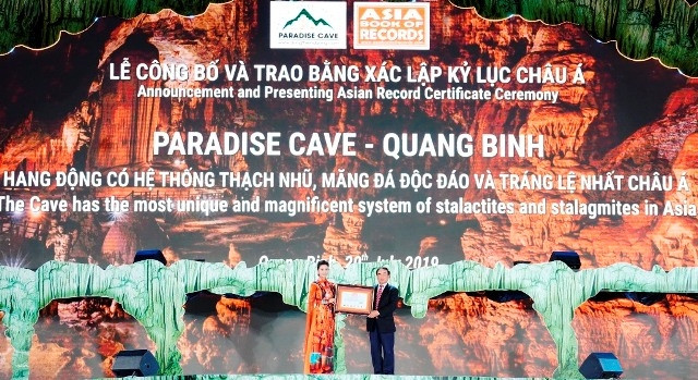 Trao chứng nhận kỷ lục cho đơn vị khai thác tour du lịch động Thiên Đường.