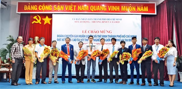 Các thí sinh và chuyên gia huấn luyện tại buổi đón tiếp vừa được tổ chức ở TP Hồ Chí Minh.