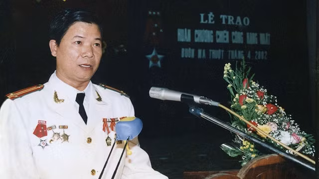 Đồng chí Văn Ngọc Thi phát biểu ý kiến khi nhận Huân chương Chiến công hạng nhất.