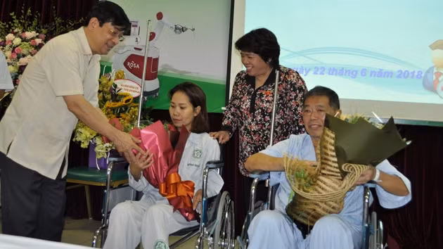 Đại diện Ủy ban các vấn đề xã hội của Quốc hội và Bộ Y tế tặng hoa chúc mừng hai người bệnh.