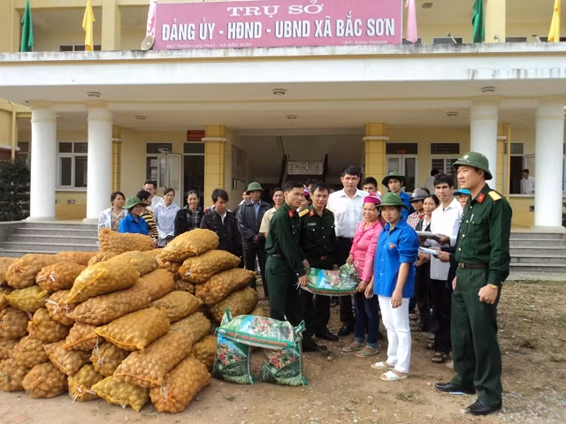 Cán bộ Lâm trường 42, Ðoàn KT-QP 327 (Quân khu 3) cấp khoai tây giống cho người dân xã Bắc Sơn và Hải Sơn, TP Móng Cái (Quảng Ninh) theo dự án giảm nghèo.