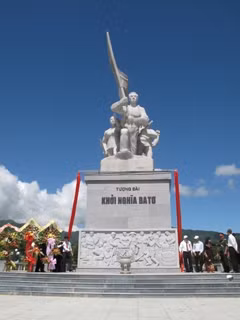 Tượng đài khởi nghĩa Ba Tơ.