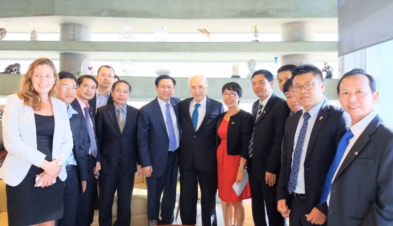 Đồng chí Vương Đình Huệ và Đoàn công tác Ban Kinh tế Trung ương gặp nguyên Tổng thống Israel Shimon Peres.