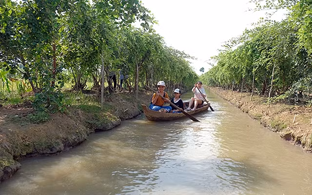 Mô hình trồng cây ăn trái kết hợp đón du khách đến tham quan, trải nghiệm, giúp người dân ở huyện Cao Lãnh (tỉnh Ðồng Tháp) nâng cao thu nhập. Ảnh: THANH LẠC
