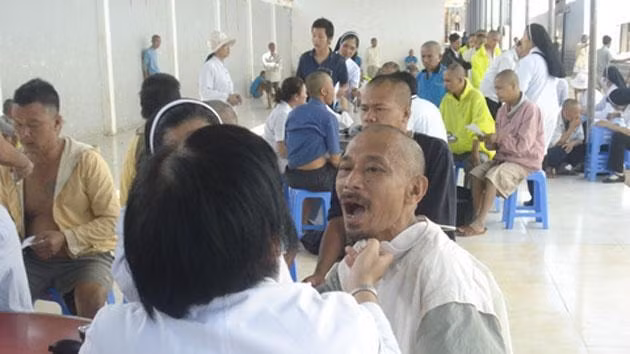 Khám cho người bệnh tâm thần tại cơ sở bảo trợ xã hội ở Lâm Đồng (Ảnh: Hội Chữ thập đỏ TP Hồ Chí Minh).