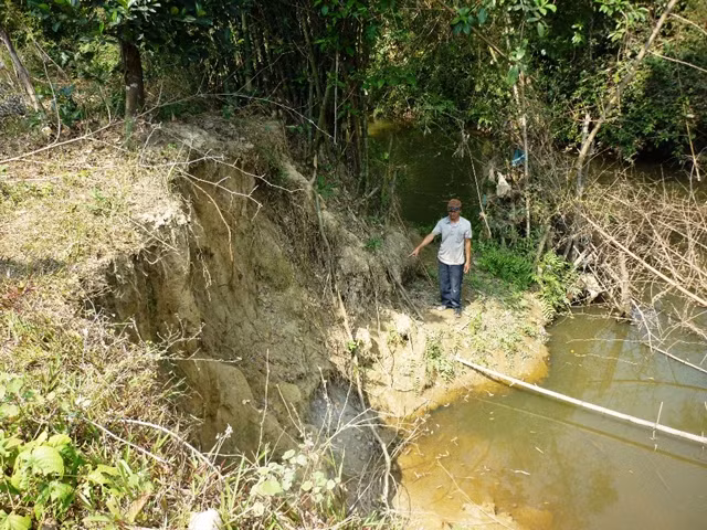 Sạt lở tại bờ sông khu vực hạ lưu cầu Tân Thanh, xã Hòa Nhơn, huyện Hòa Vang, TP Đà Nẵng.