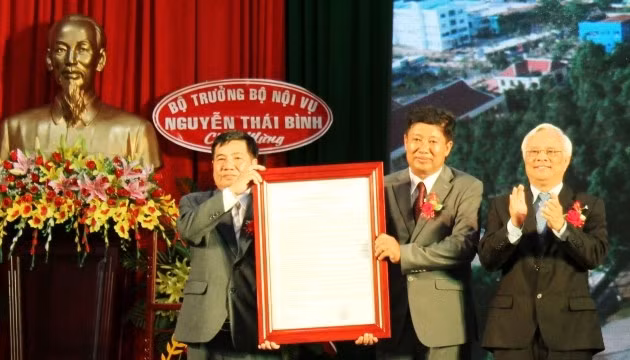 Phó Chủ tịch Quốc hội Uông Chu Lưu trao Nghị quyết của Ban Thường vụ Quốc hội.