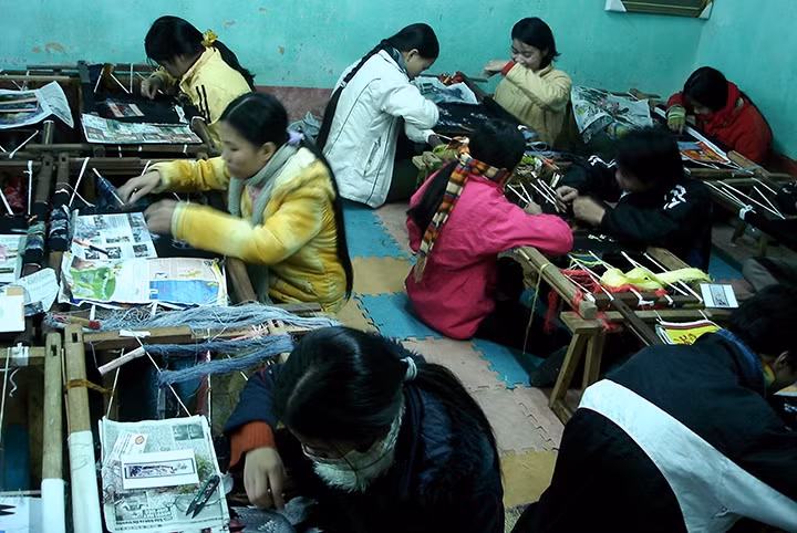 Trong lớp học thêu của thầy Thái Văn Tặng.