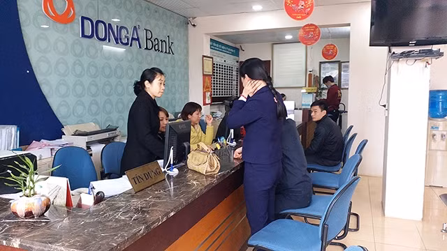 Khách hàng giao dịch đầu năm.