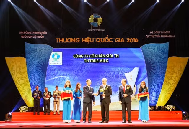 Ông Ngô Minh Hải, Phó Tổng Giám đốc Tập đoàn TH nhận Biểu trưng Thương hiệu quốc gia cho TH true MILK.