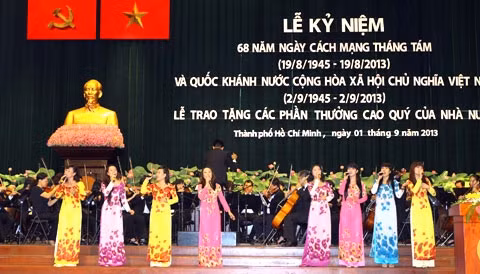 Chương trình văn nghệ trong Lễ kỷ niệm 68 năm Cách mạng Tháng Tám và Quốc khánh 2-9 tại TP Hồ Chí Minh. Ảnh: THANH VŨ (TTXVN)