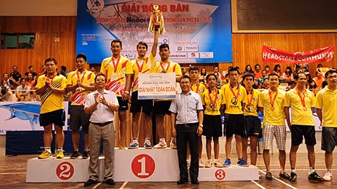 Đồng chí Tô Quang Phán, Tổng Biên tập Báo Hà Nội Mới, đồng Trưởng Ban tổ chức, trao giải cho đội nhất toàn đoàn.