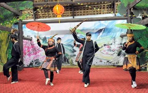 Khu du lịch sinh thái núi Hàm Rồng, Sa Pa (Lào Cai) thường xuyên tổ chức biểu diễn các điệu múa, hát của đồng bào dân tộc, thu hút khách du lịch trong và ngoài nước đến xem.