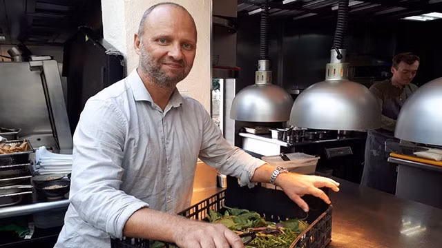 Bếp trưởng Simon Rogan dùng những nguyên liệu từ vườn nhà để nấu ăn. Ảnh: THE STRAITS TIMES