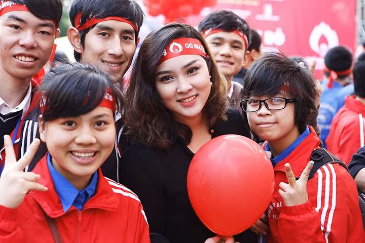 Hoạt động thanh niên cần phải đề cao yêu cầu thiết thực và hiệu quả, tránh phô trương hình thức. Trong ảnh: Thanh niên Hà Nội tham gia hiến máu tình nguyện trong chương trình Ngày chủ nhật đỏ. Ảnh: Hồ
