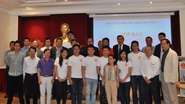 Đại sứ Nguyễn Ngọc Sơn chụp ảnh kỷ niệm với các hội, đoàn sau buổi họp báo.